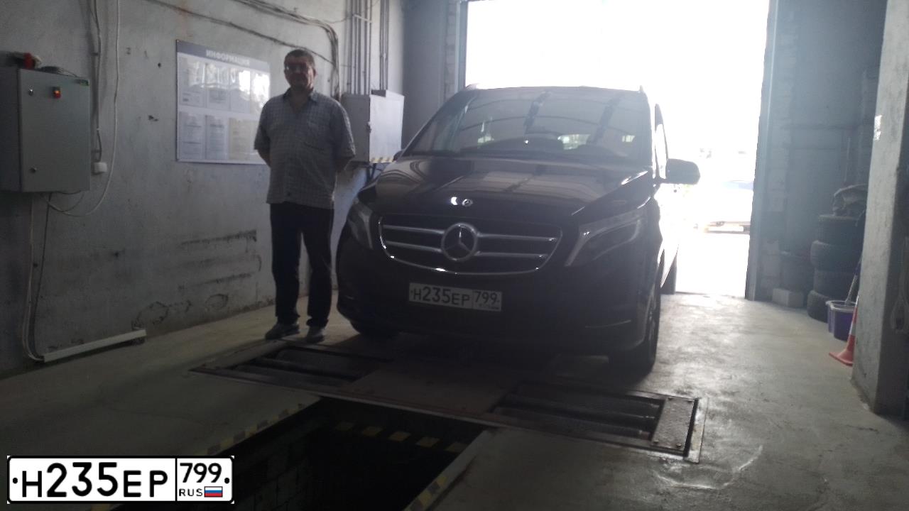 Фото автомобиля MERCEDES V-KLASSE, 2018 — госномер Н235ЕР799. Цвет: ЧЕРНЫЙ