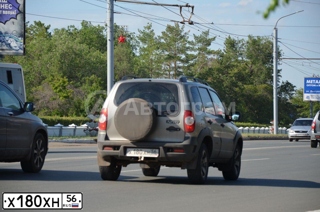 Фото автомобиля CHEVROLET NIVA, 2019 — госномер Х180ХН56. Цвет: Серо-коричневый металлик