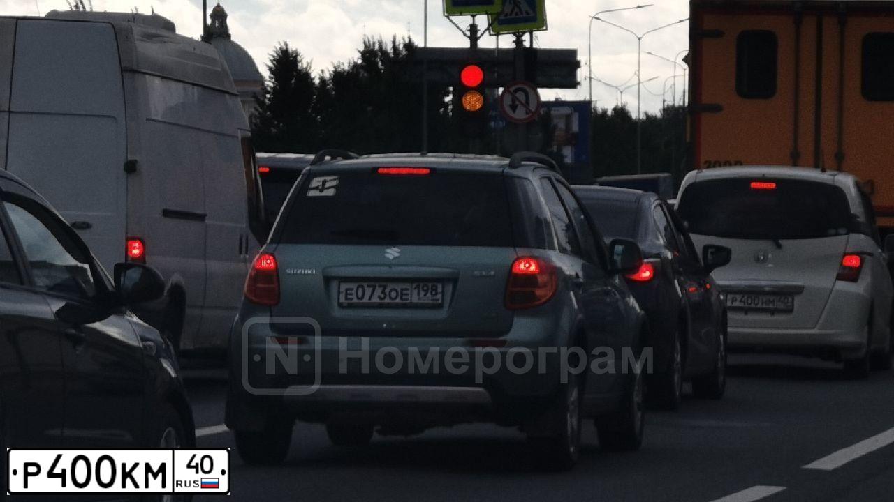 Фото автомобиля PORSCHE CAYENNE, 2011 — госномер Р400КМ40. Цвет: Белый