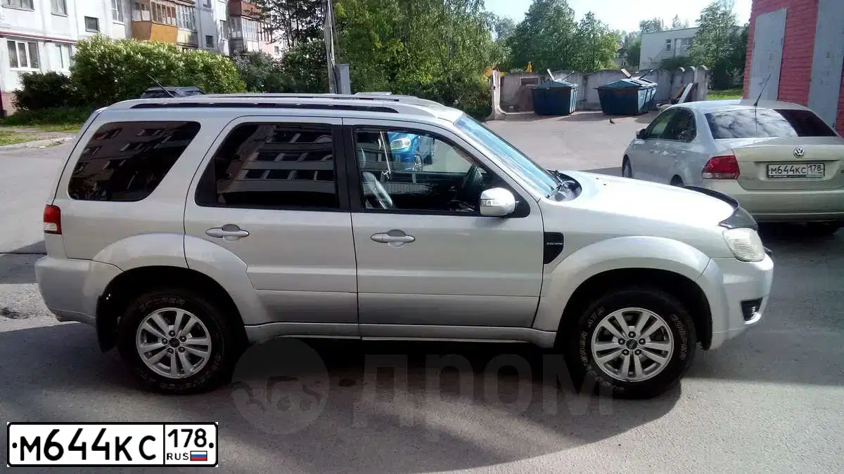 Фото автомобиля VOLKSWAGEN POLO, 2012 — госномер К093КВ198. Цвет: Серебристо-Желтый