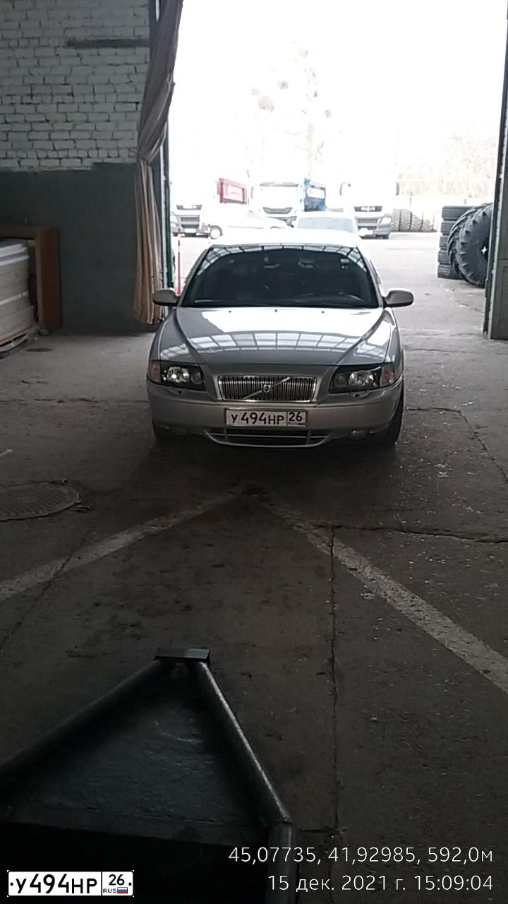 Фото автомобиля VOLVO S80, 2003 — госномер У494НР26. Цвет: Серебристый