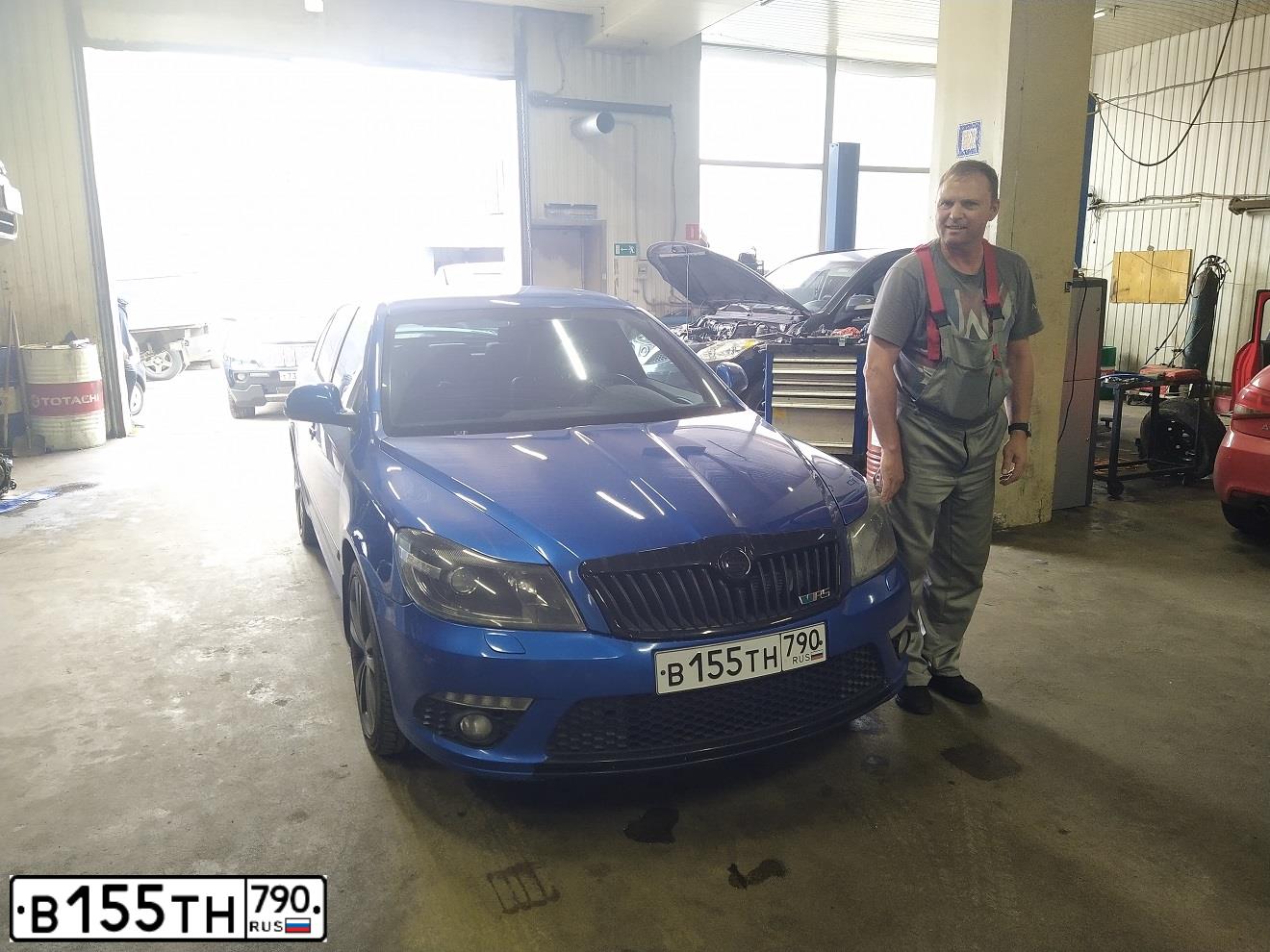 Фото автомобиля SKODA OCTAVIA, 2012 — госномер М233ВУ977. Цвет: синий