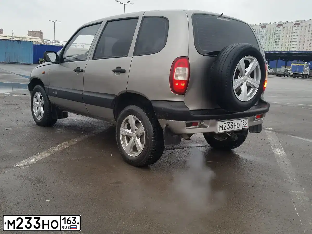 Фото автомобиля CHEVROLET NIVA, 2008 — госномер М457КО761. Цвет: СЕРО-КОРИЧНЕВЫЙ МЕТАЛЛИК