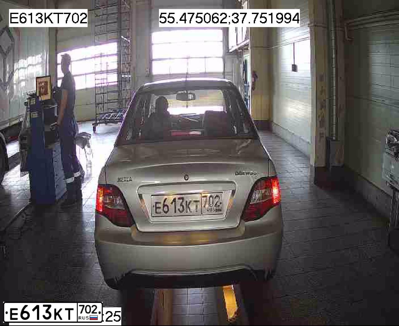Фото автомобиля DAEWOO NEXIA, 2012 — госномер Е613КТ702. Цвет: Серебристый