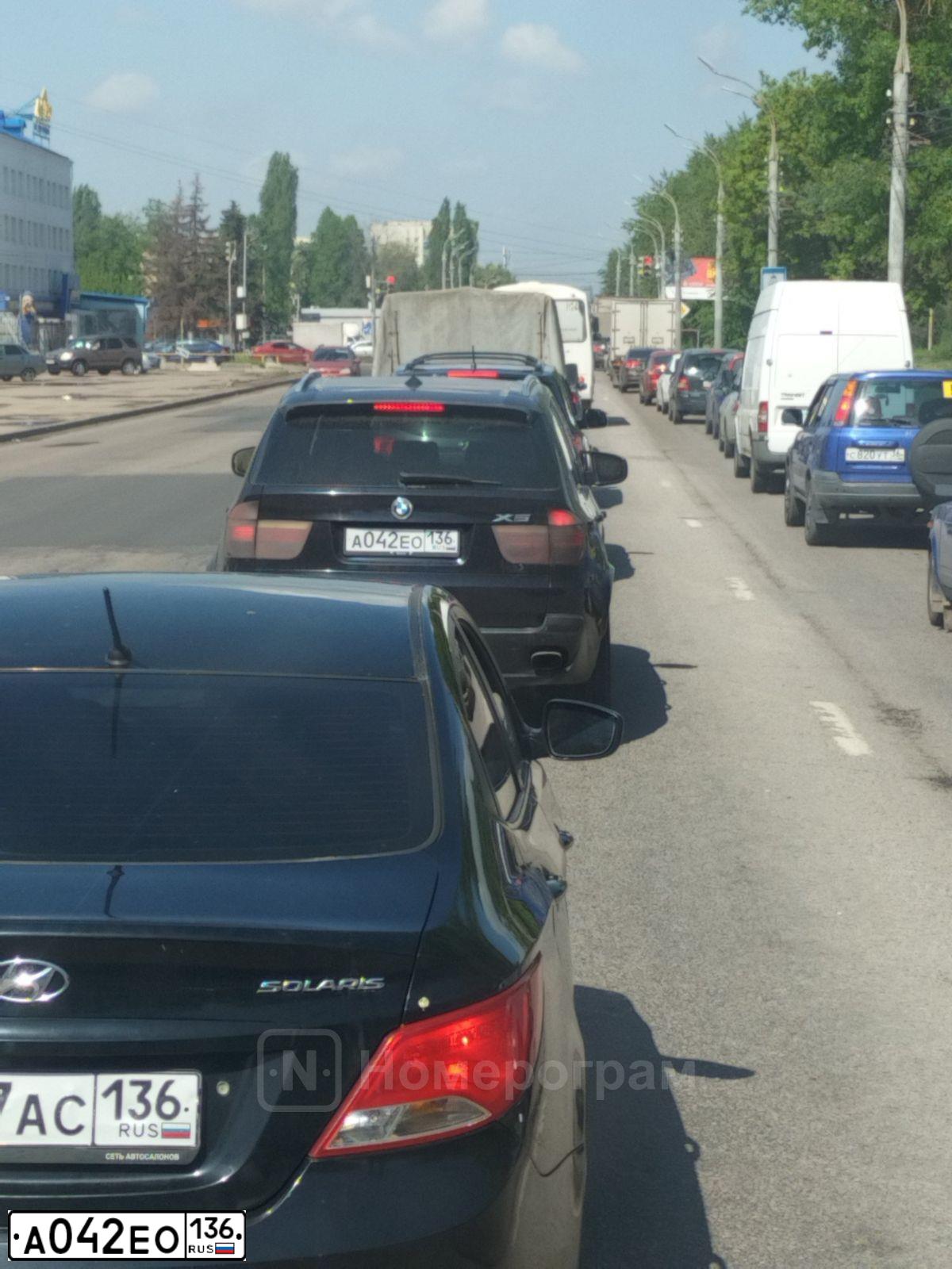 Фото автомобиля BMW X5, 2008 — госномер А042ЕО136. Цвет: ТЕМНО-СИНИЙ