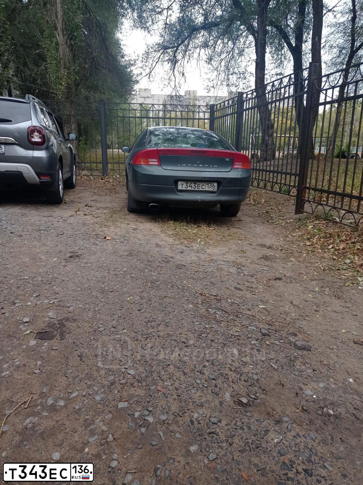 Фото автомобиля DODGE INTREPID, 2001 — госномер Т343ЕС136. Цвет: Темно-зеленый