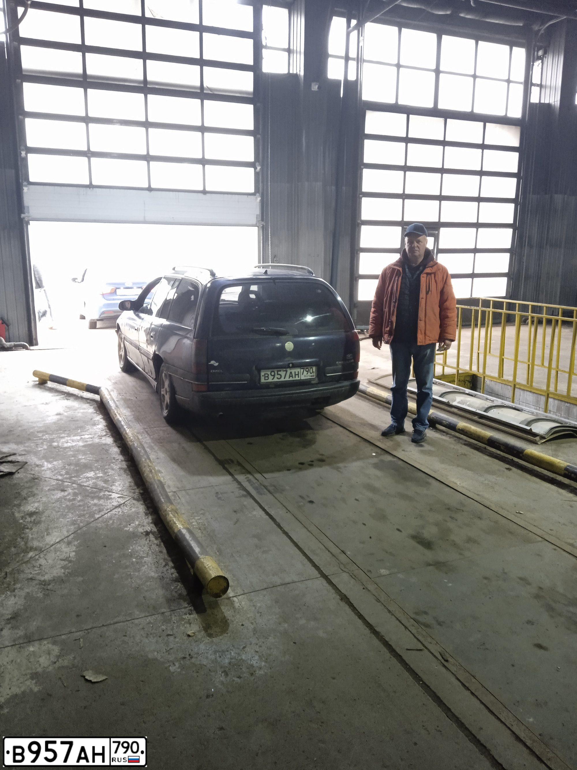 Фото автомобиля OPEL OMEGA, 1996 — госномер Р661ВО97. Цвет: СИНИЙ (ТЕМНО-СИНИЙ