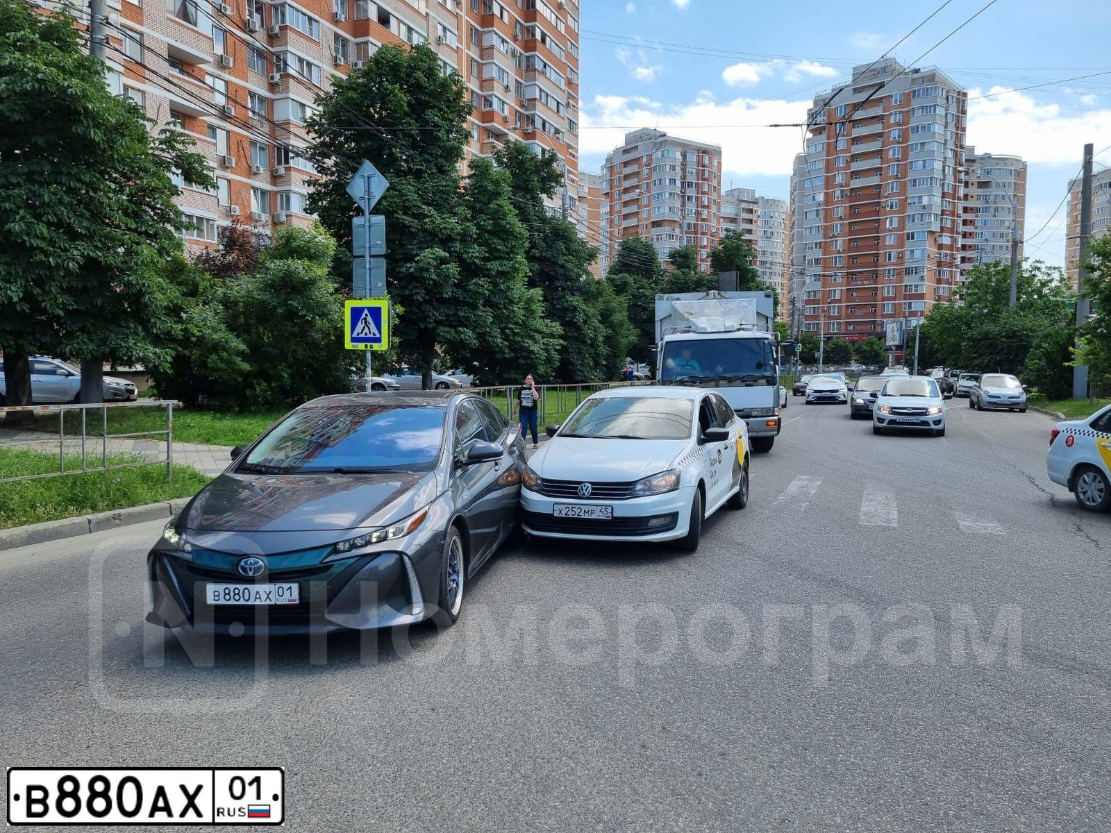 Фото автомобиля TOYOTA PRIUS, 2016 — госномер К351ЕВ181