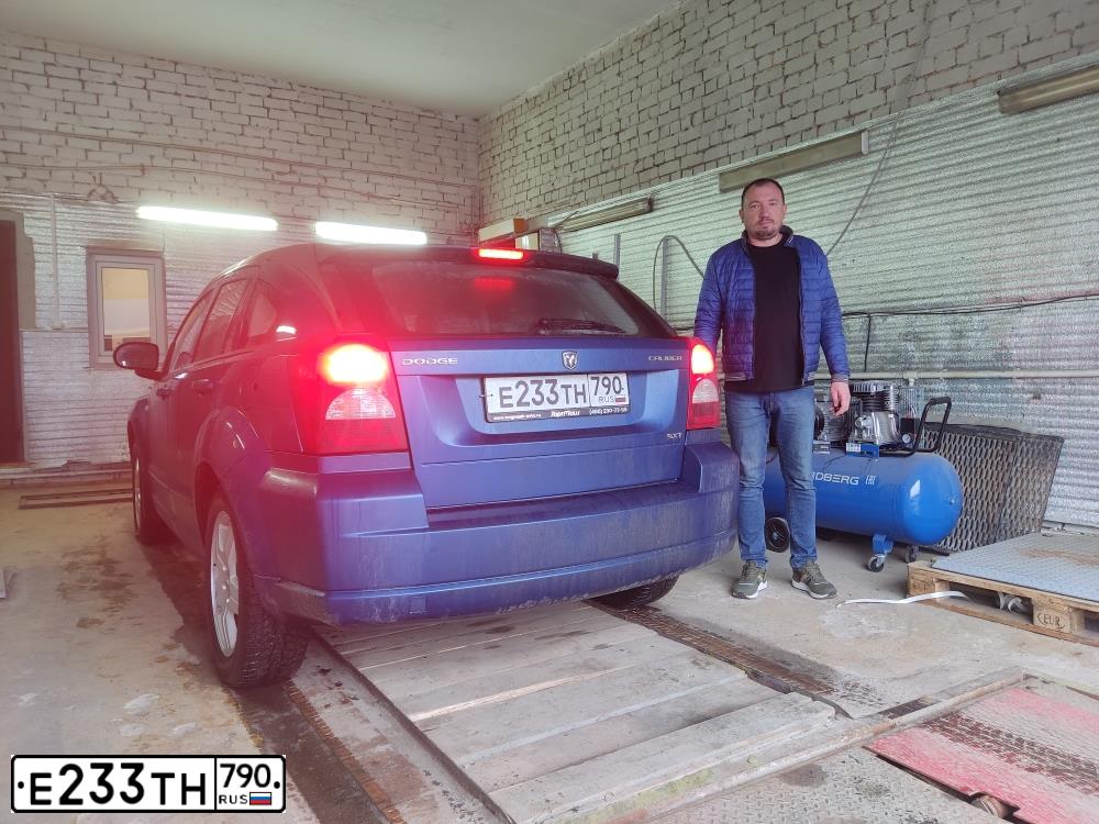 Фото автомобиля DODGE CALIBER, 2008 — госномер Е827УЕ69. Цвет: Темно-синий