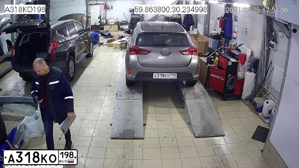 Фото автомобиля TOYOTA AURIS, 2013 — госномер А318КО198. Цвет: БРОНЗОВЫЙ