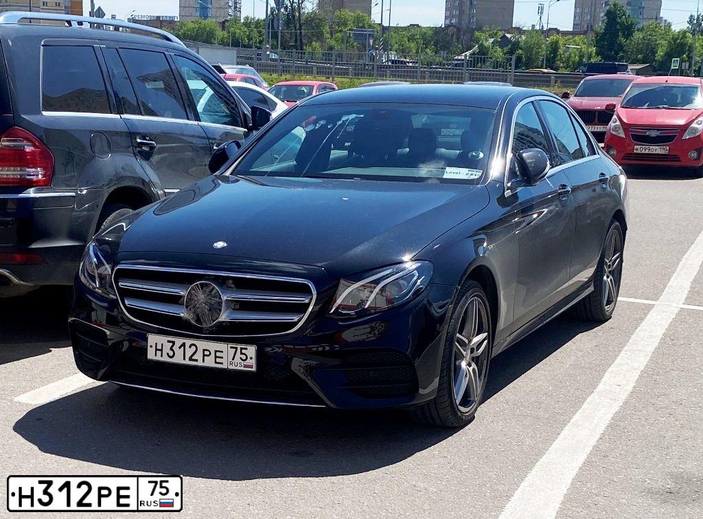 Фото автомобиля MERCEDES-BENZ E200, 2016 — госномер Х421МА196. Цвет: ЧЕРНЫЙ