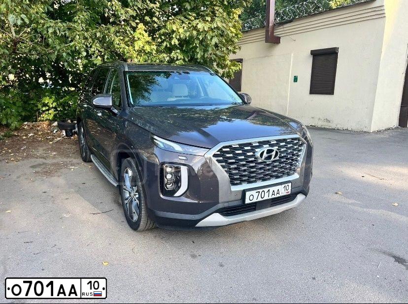 Фото автомобиля HYUNDAI PALISADE, 2019 — госномер О701АА10. Цвет: Коричневый