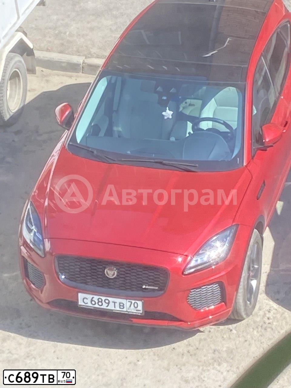 Фото автомобиля JAGUAR E-PACE, 2020 — госномер С689ТВ70. Цвет: Красный