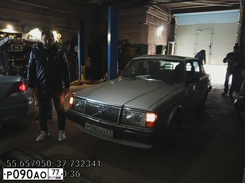 Фото автомобиля VOLVO 240-SERIE, 1987 — госномер Р090АО77. Цвет: Серый