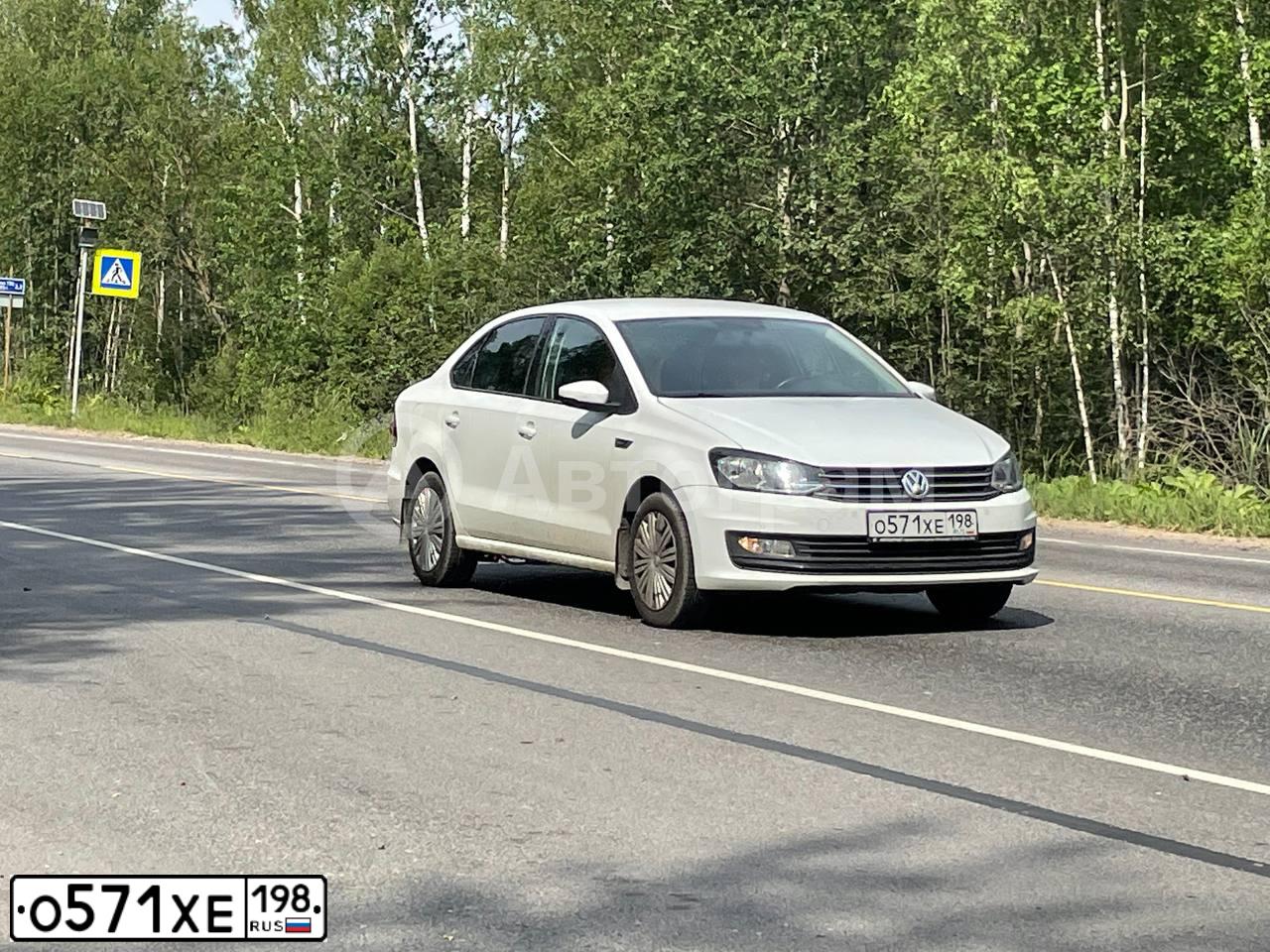 Фото автомобиля VOLKSWAGEN POLO, 2019 — госномер О571ХЕ198. Цвет: Белый