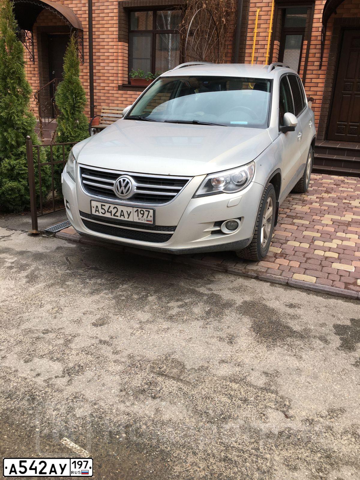 Фото автомобиля VOLKSWAGEN TIGUAN, 2010 — госномер А542АУ197. Цвет: СЕРЕБРИСТЫЙ