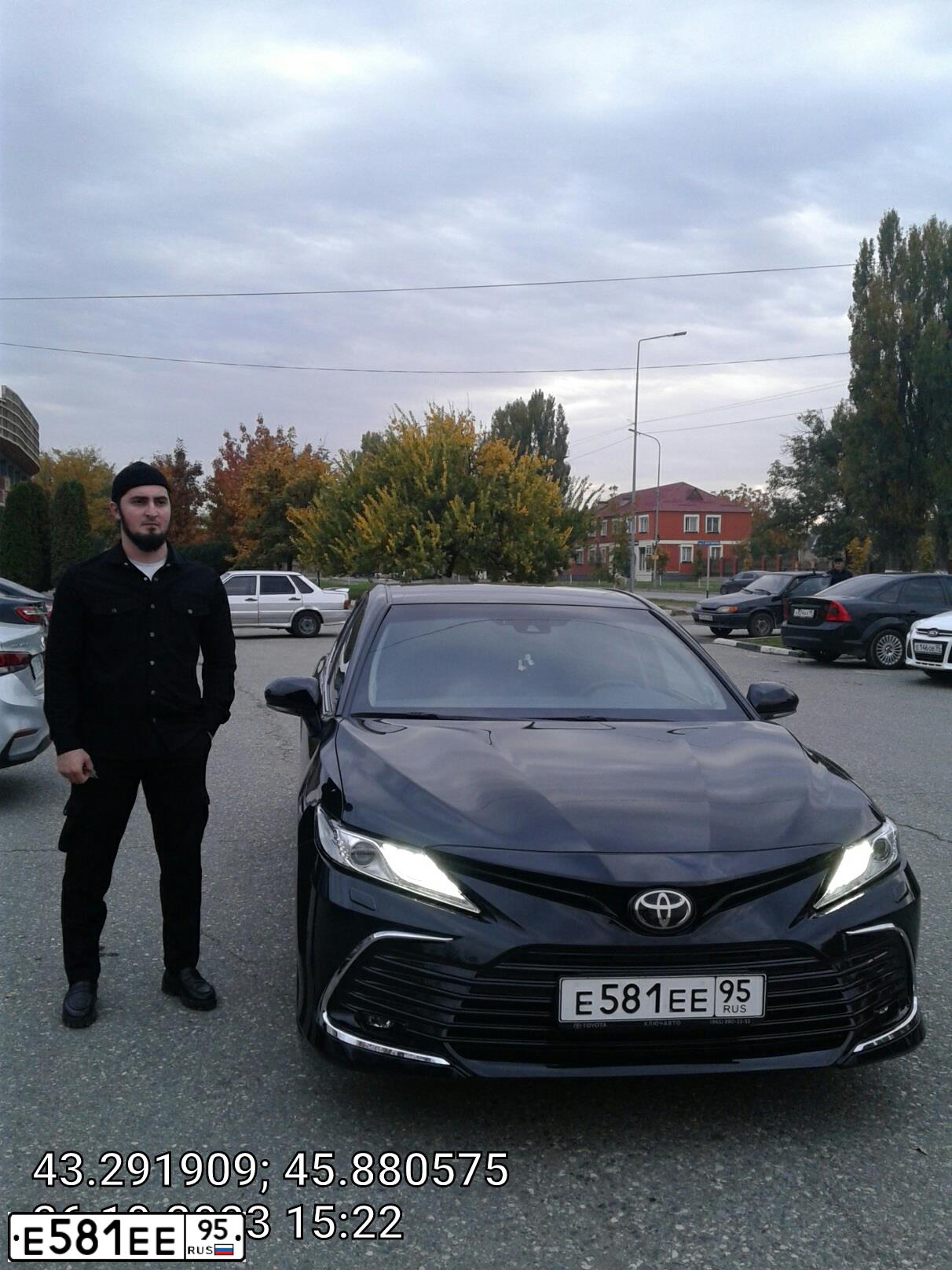 Фото автомобиля TOYOTA CAMRY, 2018 — госномер Е581ЕЕ95. Цвет: ЧЕРНЫЙ МЕТАЛИК