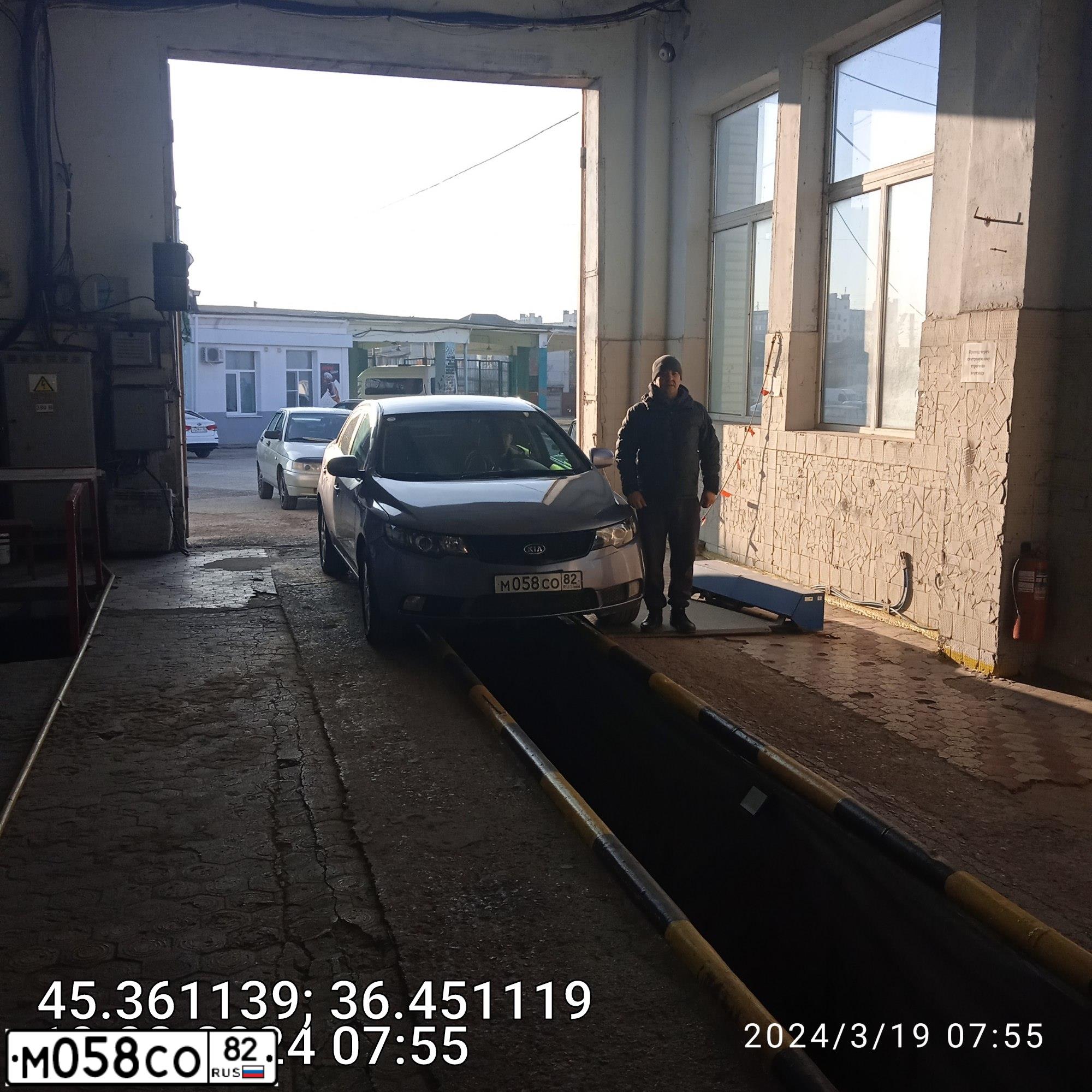 Фото автомобиля KIA CERATO, 2009 — госномер М058СО82. Цвет: СВЕТЛО-СЕРЫЙ