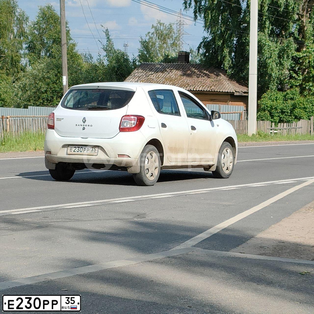 Фото автомобиля RENAULT SANDERO, 2015 — госномер Е230РР35. Цвет: Белый