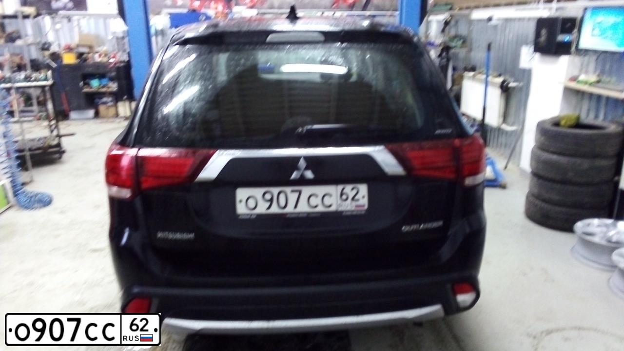 Фото автомобиля MITSUBISHI OUTLANDER, 2017 — госномер О907СС62. Цвет: ЧЕРНЫЙ