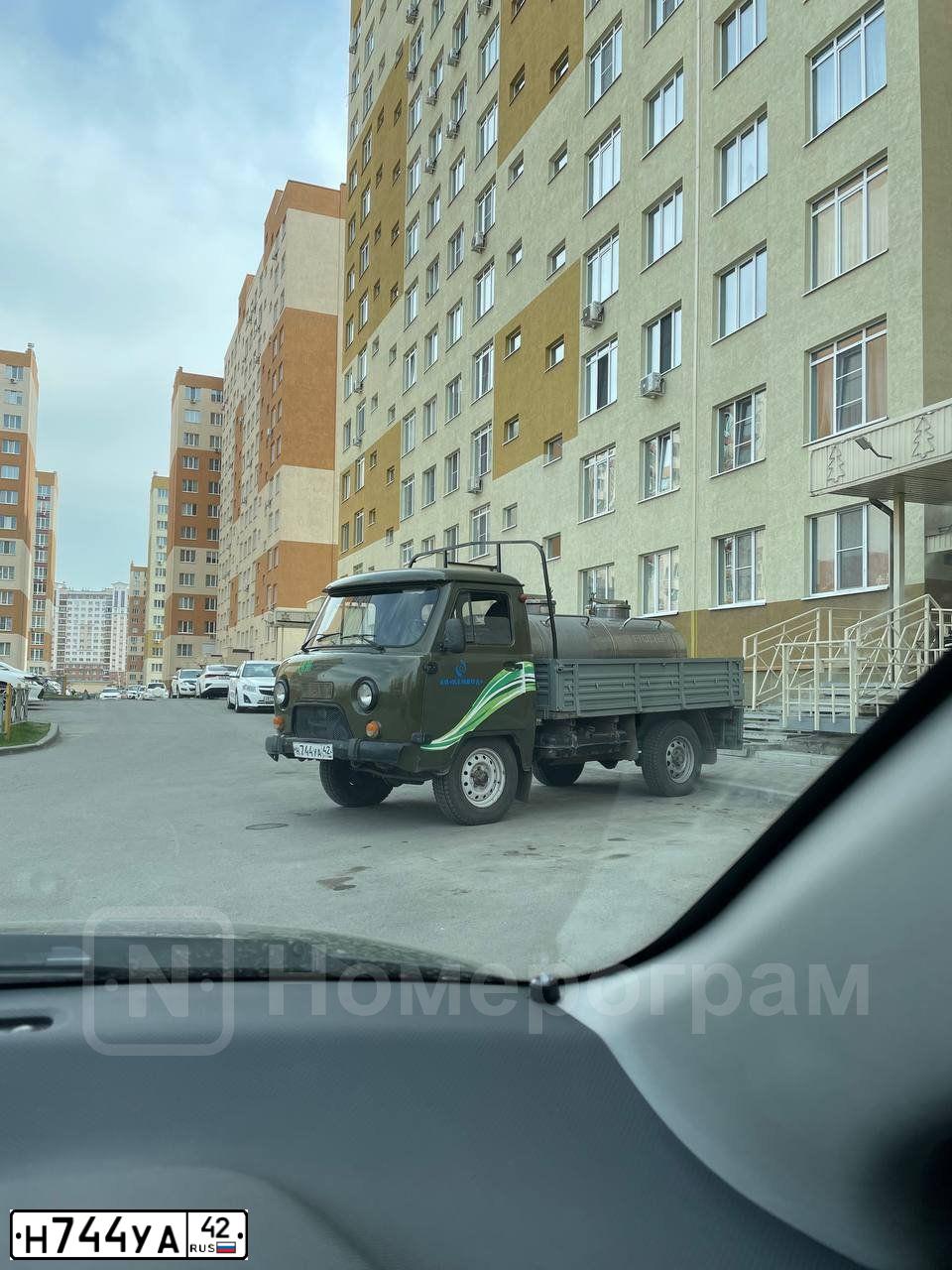 Фото автомобиля UAZ 3303, 2010 — госномер Н744УА42. Цвет: ЗАЩИТНЫЙ