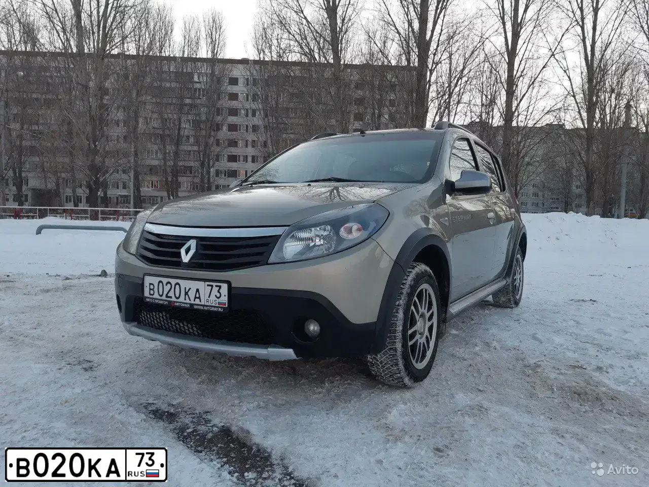 Фото автомобиля RENAULT SANDERO, 2011 — госномер К290СО73. Цвет: БЕЖЕВЫЙ