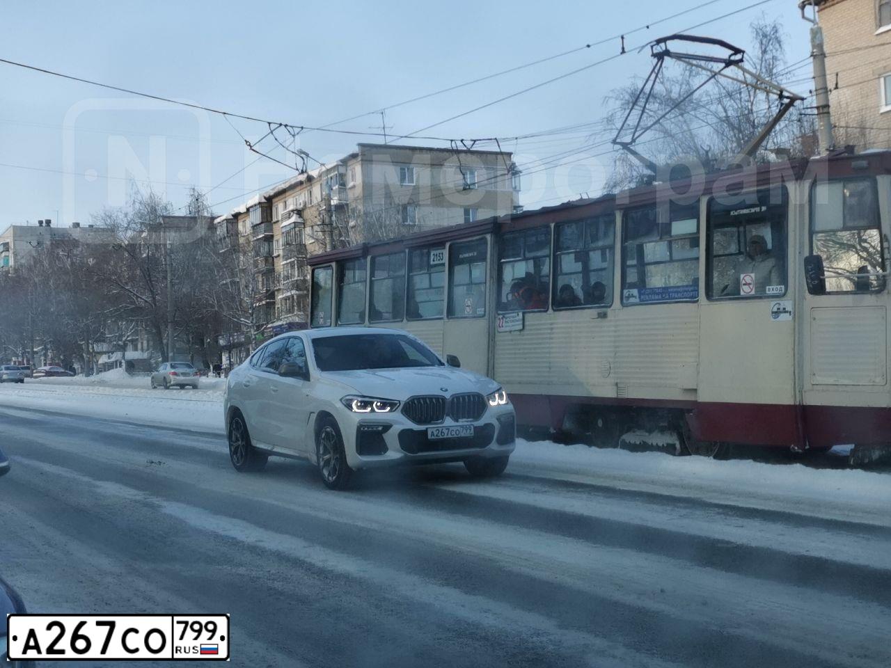 Фото автомобиля BMW X6M, 2019 — госномер К678ТЕ186. Цвет: Белый