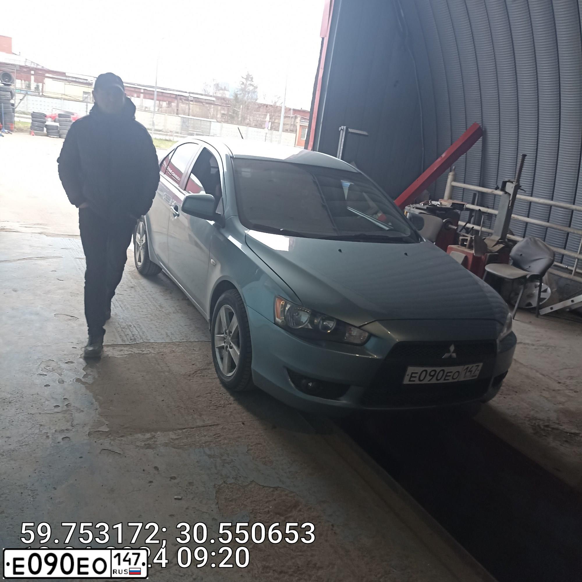 Фото автомобиля MITSUBISHI LANCER, 2008 — госномер Е090ЕО147. Цвет: СВЕТЛО-СЕРО-ЗЕЛЕНЫЙ