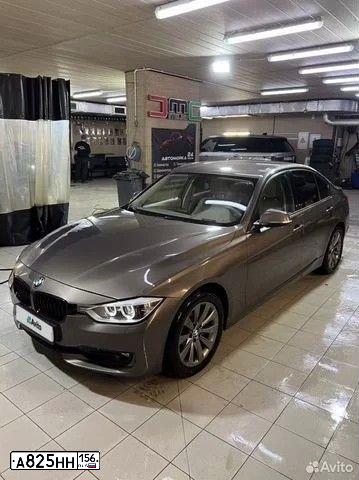 Фото автомобиля BMW SERIE 3, 2012 — госномер М023ОА21. Цвет: Коричневый