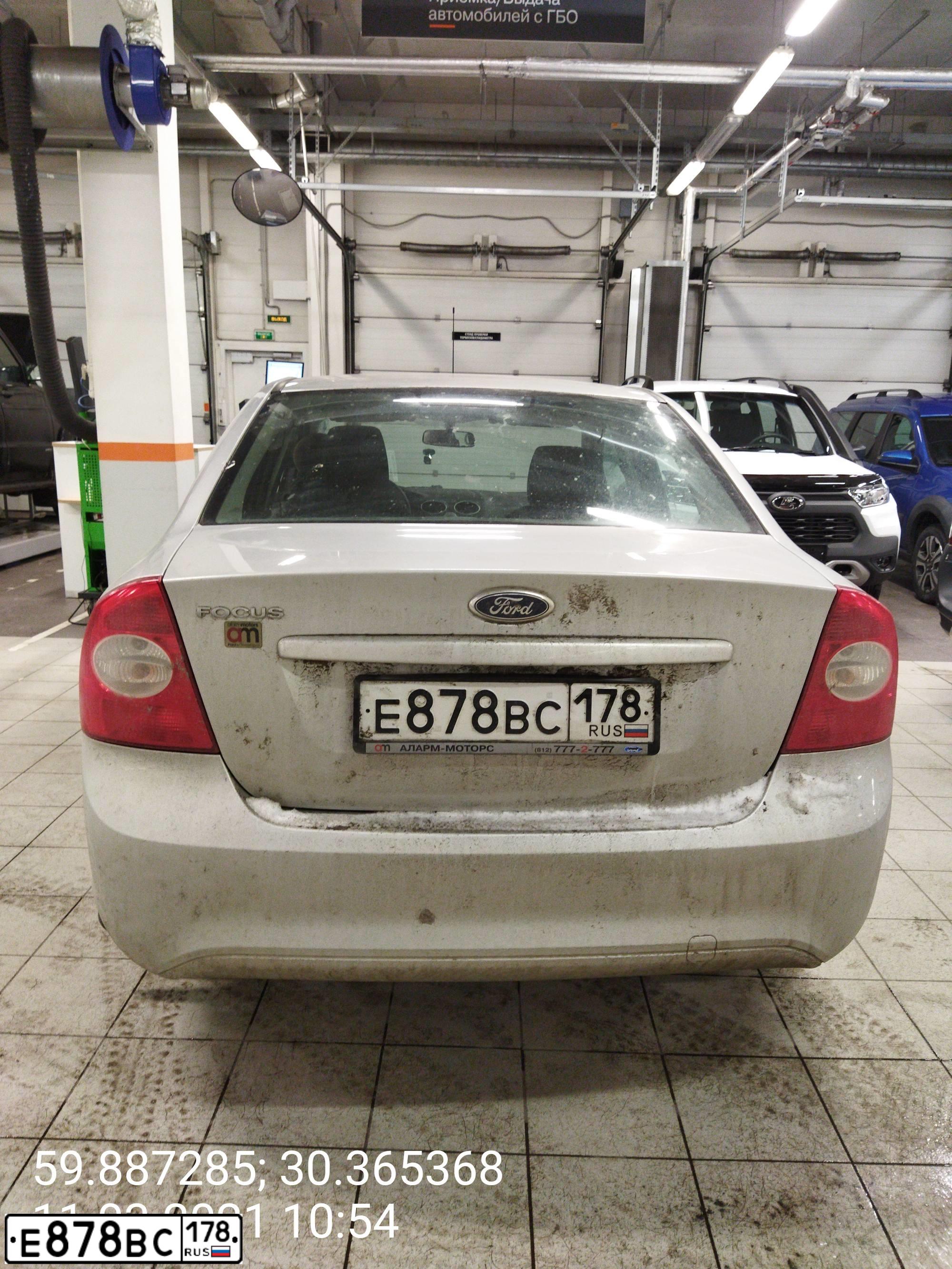 Фото автомобиля FORD FOCUS, 2010 — госномер Е878ВС178. Цвет: серебристый