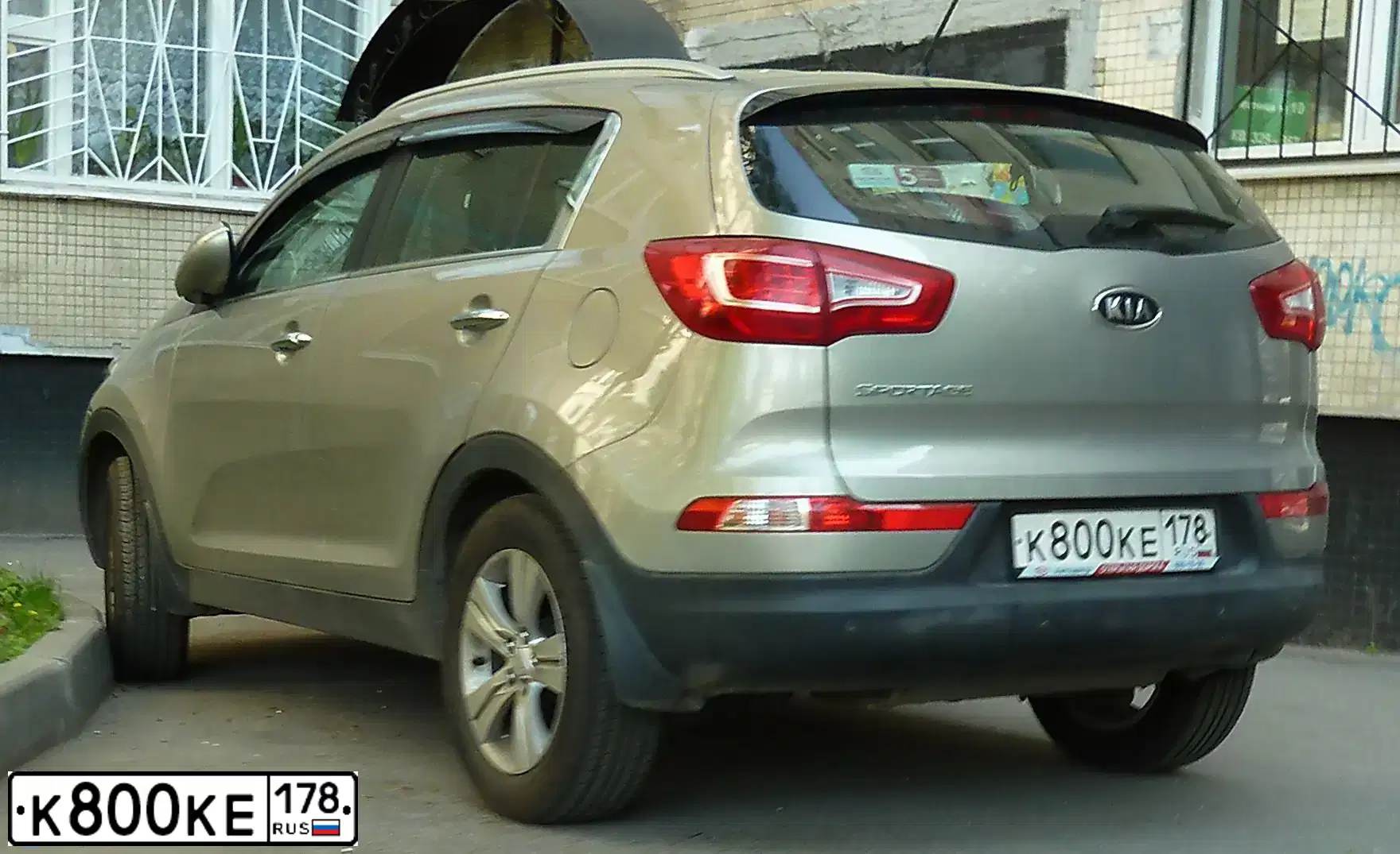 Фото автомобиля KIA SPORTAGE, 2011 — госномер Н440ВР196. Цвет: СЕРЕБРИСТЫЙ