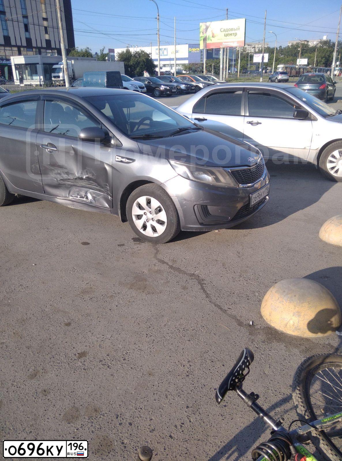 Фото автомобиля KIA RIO, 2012 — госномер О696КУ196. Цвет: СЕРЫЙ