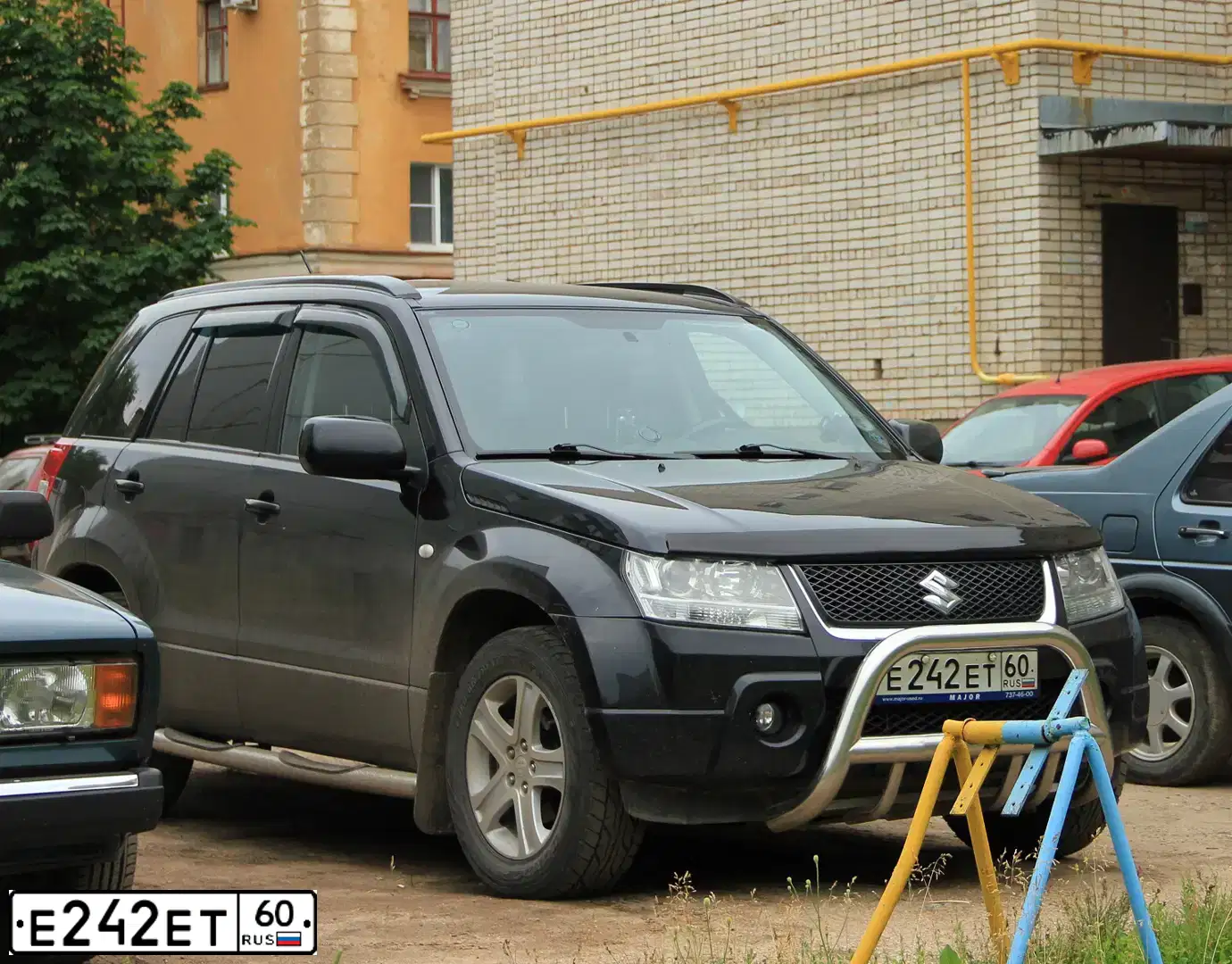 Фото автомобиля SUZUKI /GRAND/ VITARA, 2008 — госномер Е242ЕТ60. Цвет: ЧЕРНЫЙ