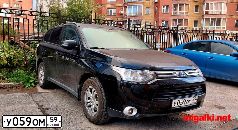 Фото автомобиля MITSUBISHI OUTLANDER, 2013 — госномер У059ОМ59. Цвет: ЧЕРНЫЙ