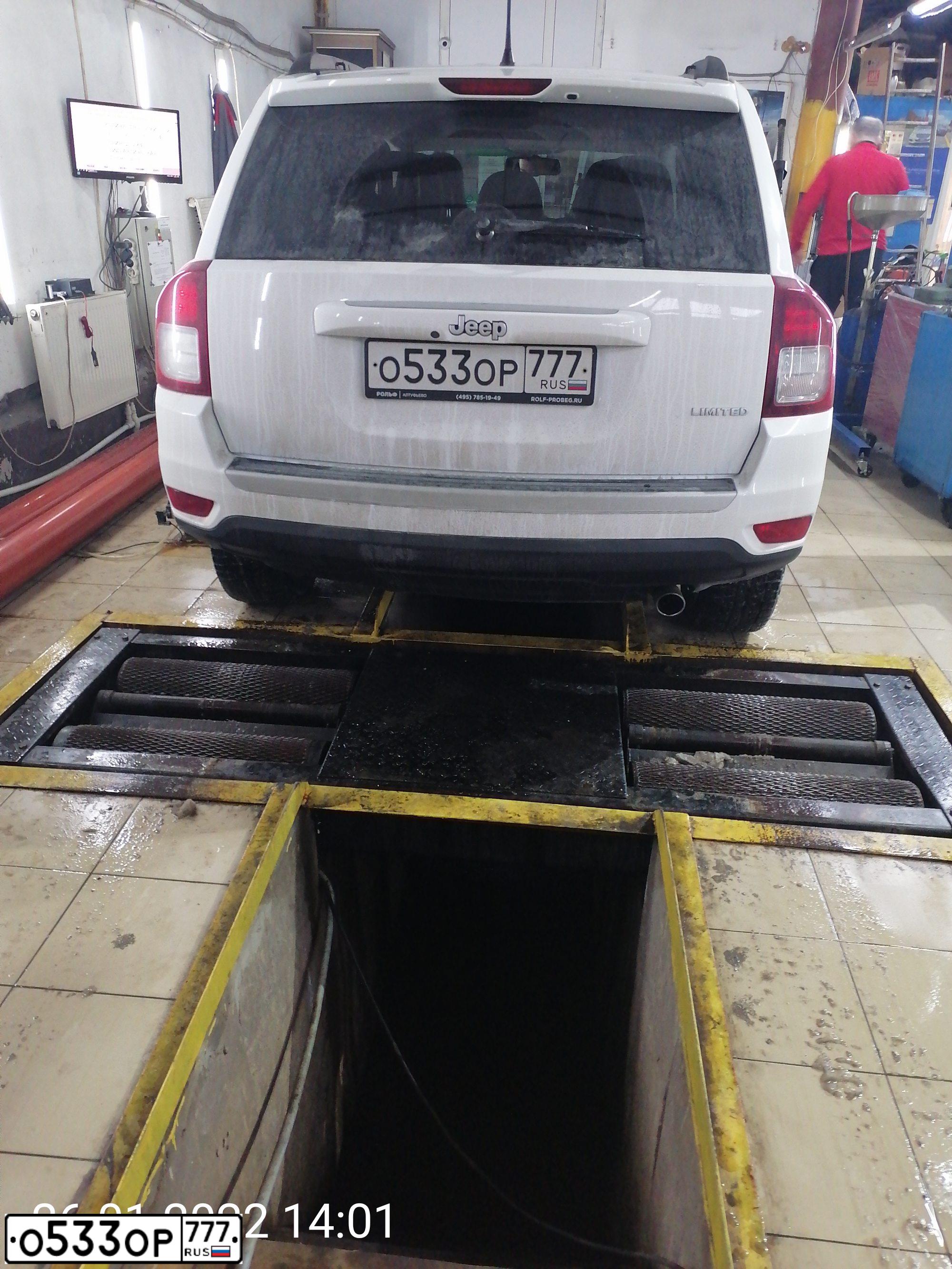 Фото автомобиля JEEP COMPASS, 2013 — госномер Х421КЕ797. Цвет: Белый