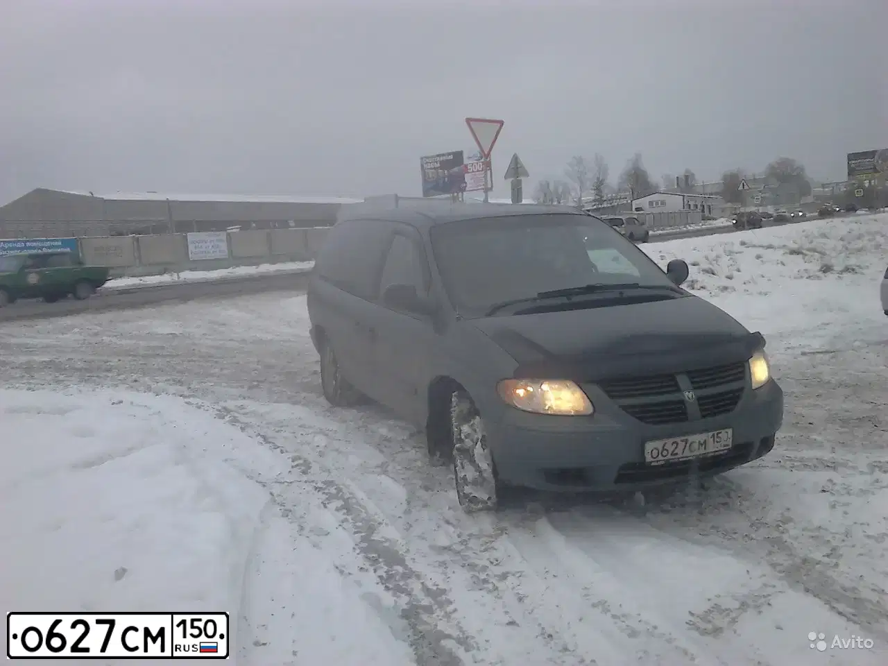 Фото автомобиля DODGE /GRAND/ CARAVAN, 2005 — госномер О627СМ150. Цвет: СЕРЫЙ