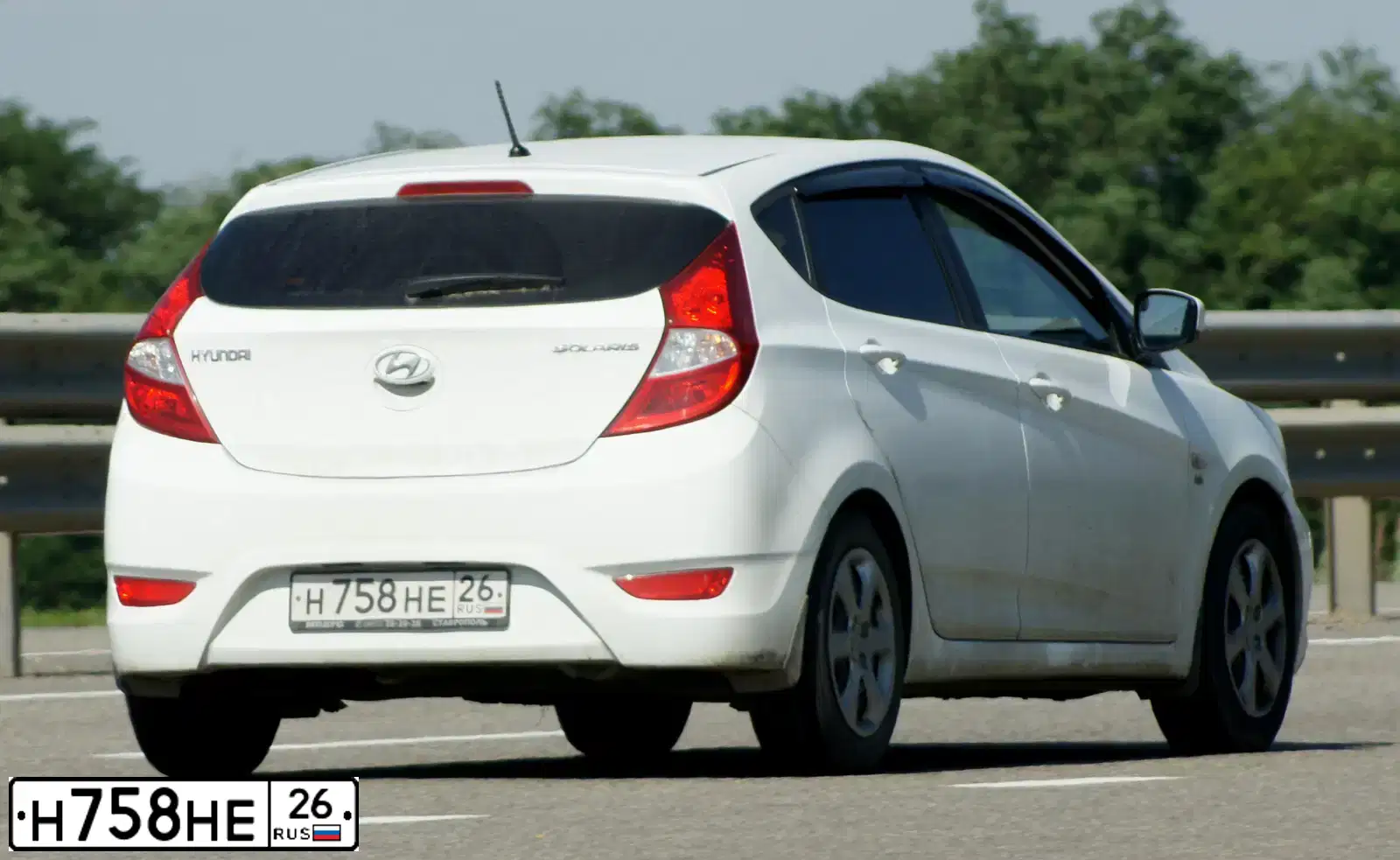 Фото автомобиля HYUNDAI SOLARIS, 2013 — госномер Н758НЕ26. Цвет: Белый