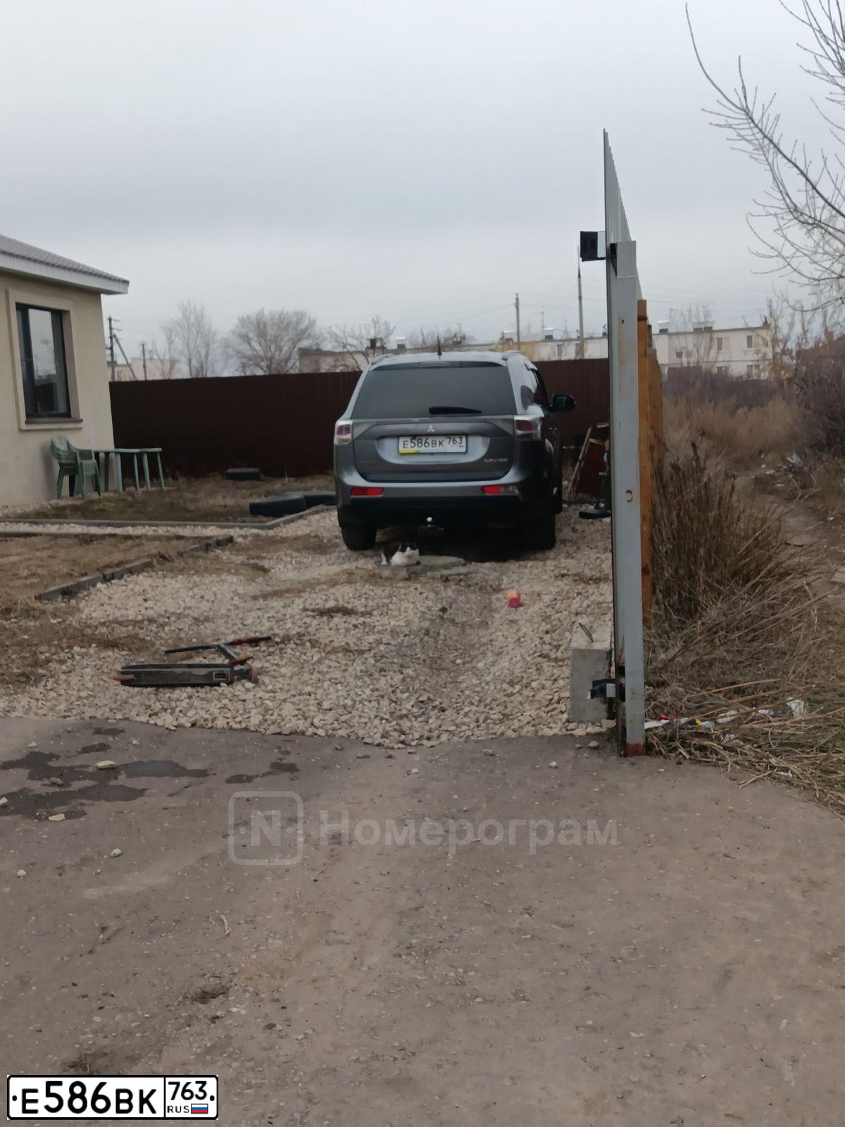 Фото автомобиля MITSUBISHI OUTLANDER, 2012 — госномер Е586ВК763. Цвет: СЕРЫЙ