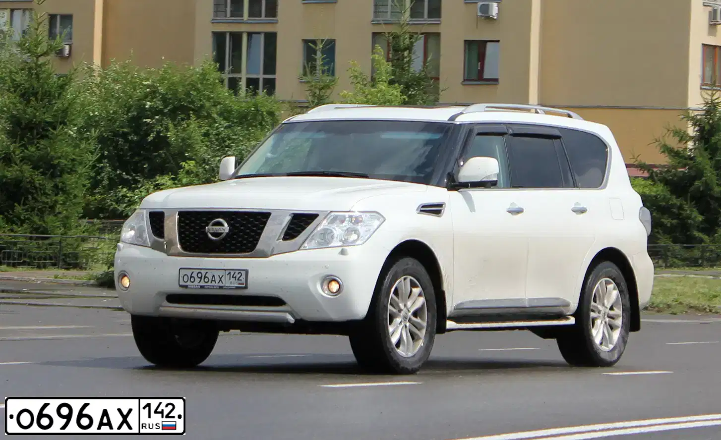 Фото автомобиля NISSAN PATROL, 2011 — госномер А630НО155. Цвет: Белый