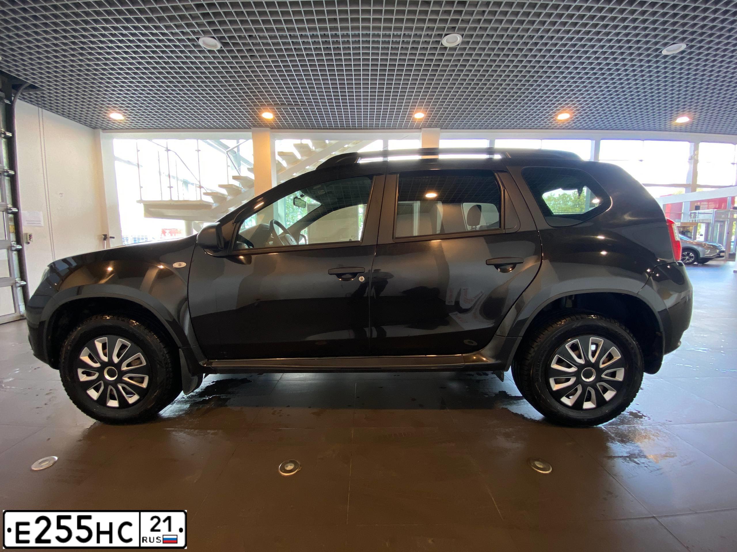 Фото автомобиля NISSAN TERRANO, 2015 — госномер Е255НС21. Цвет: ЧЕРНЫЙ