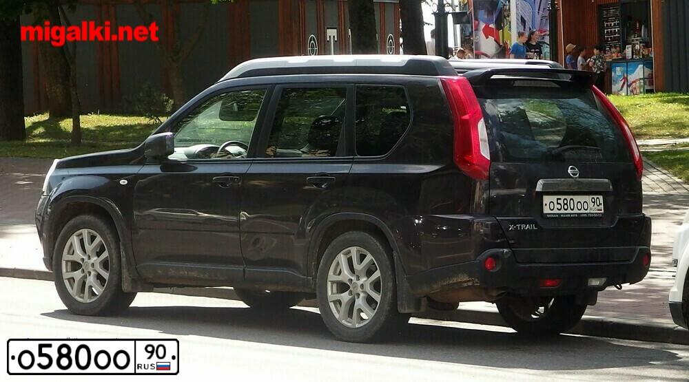 Фото автомобиля NISSAN X-TRAIL, 2012 — госномер О580ОО90. Цвет: КРАСНЫЙ ТЕМНЫЙ
