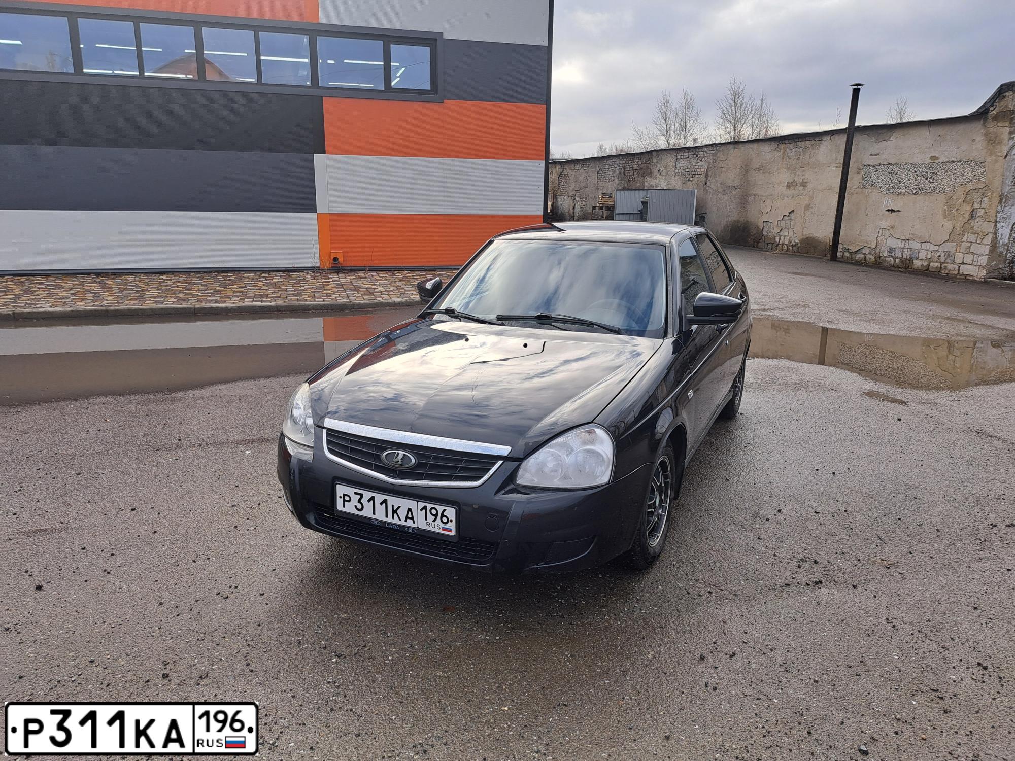 Фото автомобиля LADA 2172 PRIORA, 2009 — госномер Р311КА196. Цвет: Сине-Черный