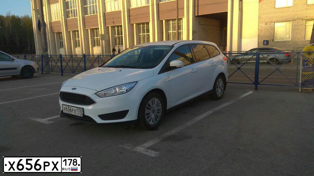 Фото автомобиля FORD FOCUS, 2017 — госномер Х656РХ178. Цвет: БЕЛЫЙ