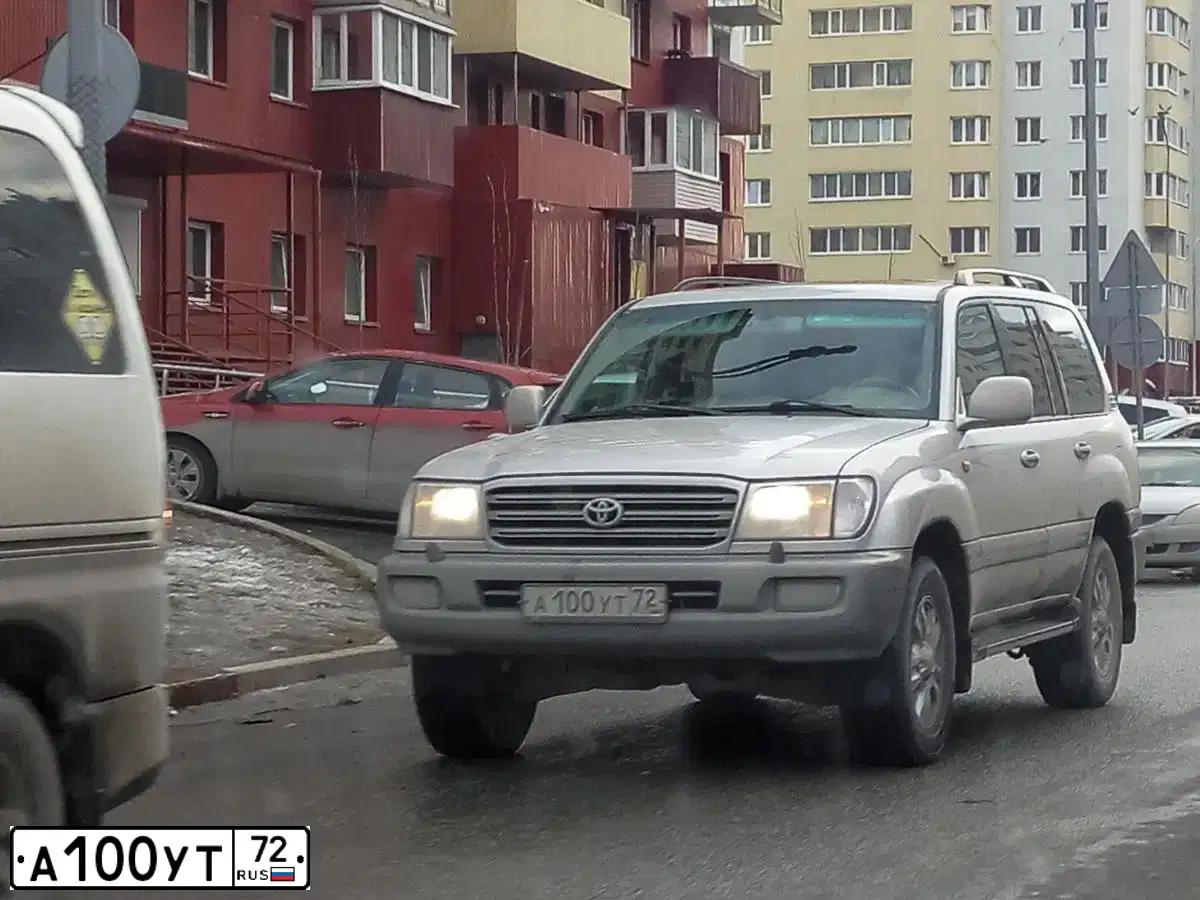 Фото автомобиля TOYOTA LANDCRUISER, 2004 — госномер А100УТ72. Цвет: СЕРЕБРИСТЫЙ