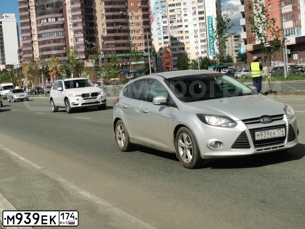 Фото автомобиля FORD FOCUS, 2008 — госномер Р528СО174. Цвет: СЕРЕБРИСТЫЙ