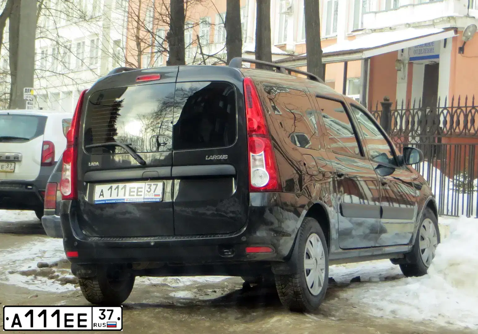 Фото автомобиля LADA LARGUS, 2015 — госномер А111ЕЕ37. Цвет: ЧЕРНЫЙ