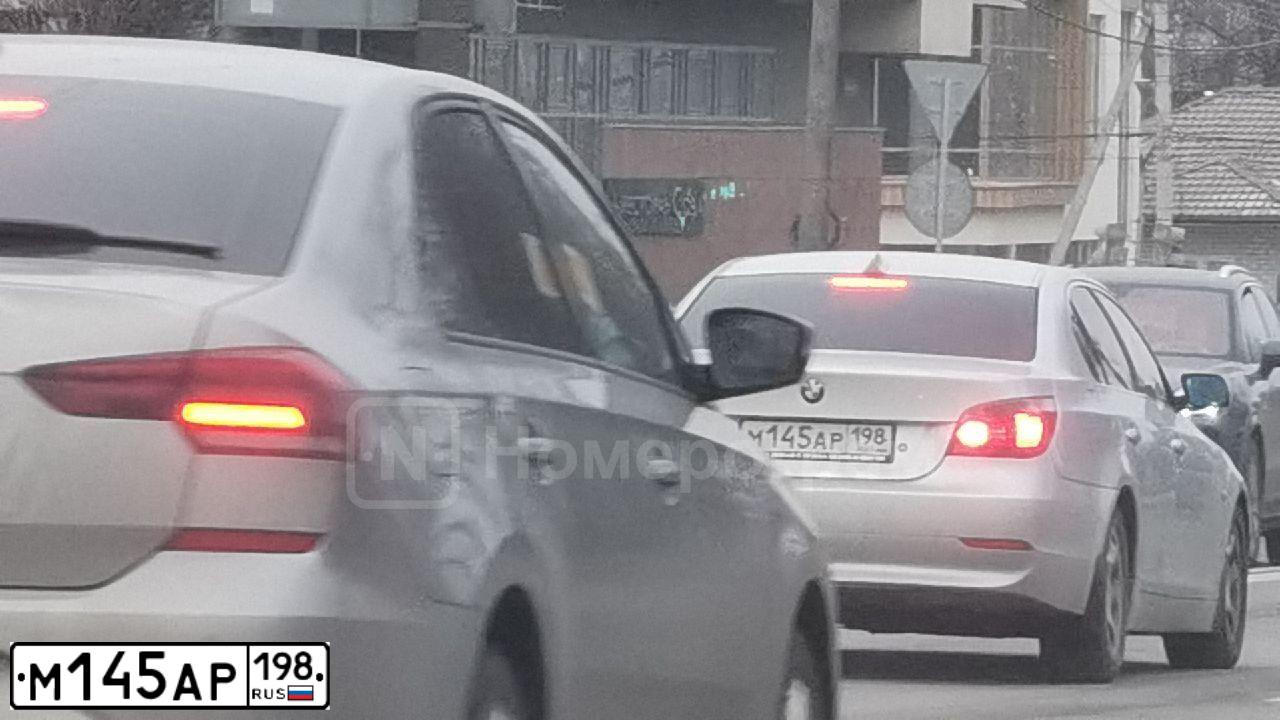 Фото автомобиля BMW SERIE 5, 2006 — госномер М145АР198. Цвет: Серебристый