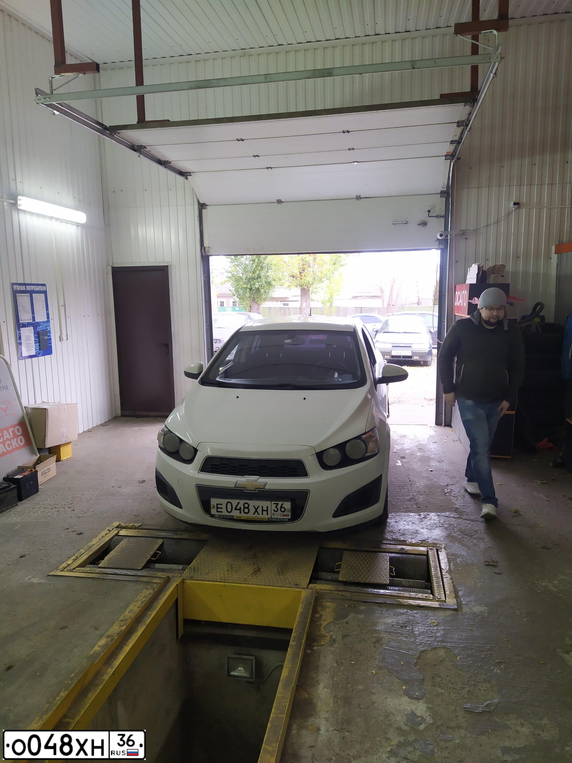 Фото автомобиля CHEVROLET AVEO, 2013 — госномер Е048ХН36. Цвет: БЕЛЫЙ