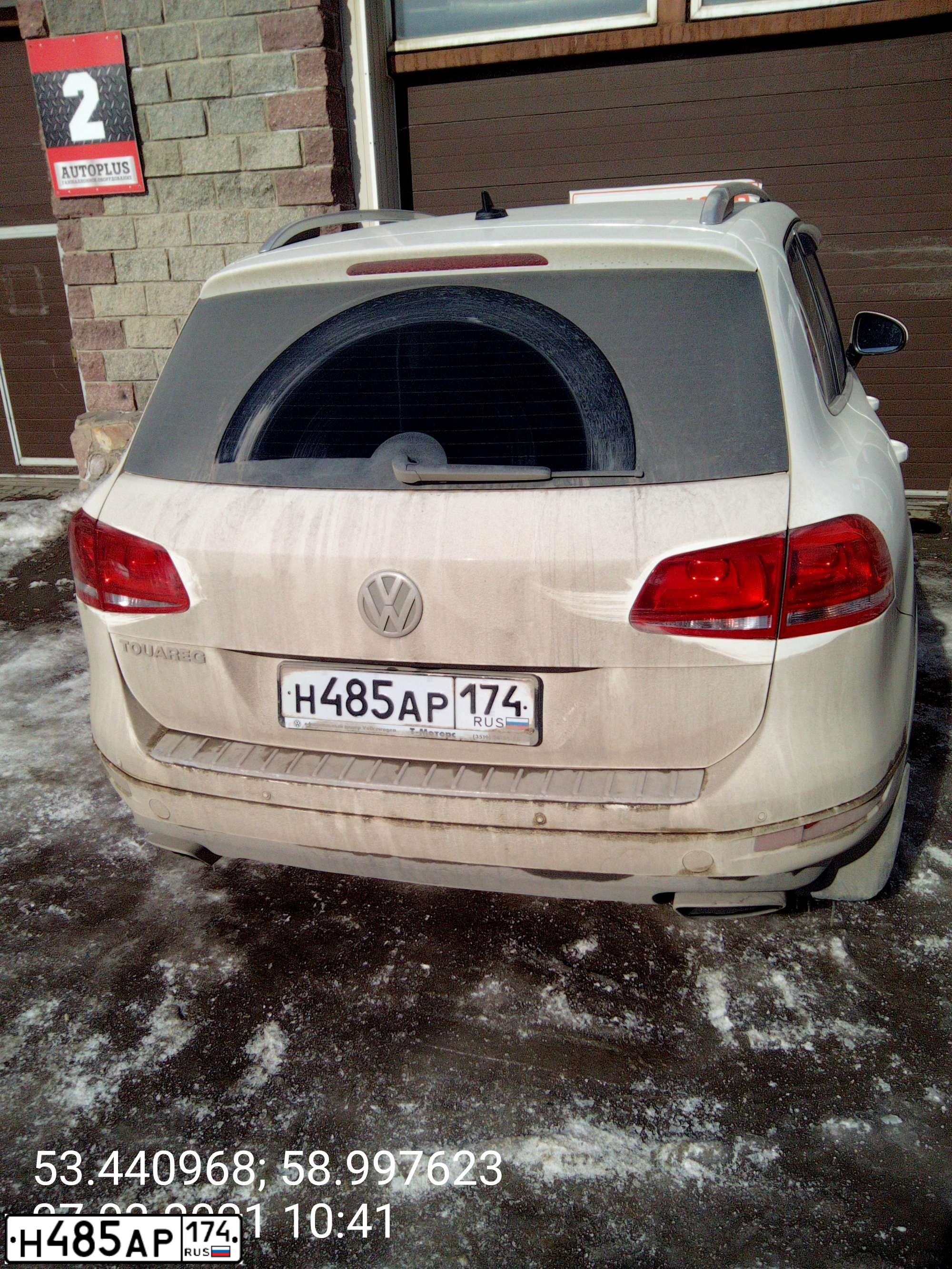 Фото автомобиля VOLKSWAGEN TOUAREG, 2010 — госномер Н485АР174. Цвет: БЛЕДНО БЕЛЫЙ