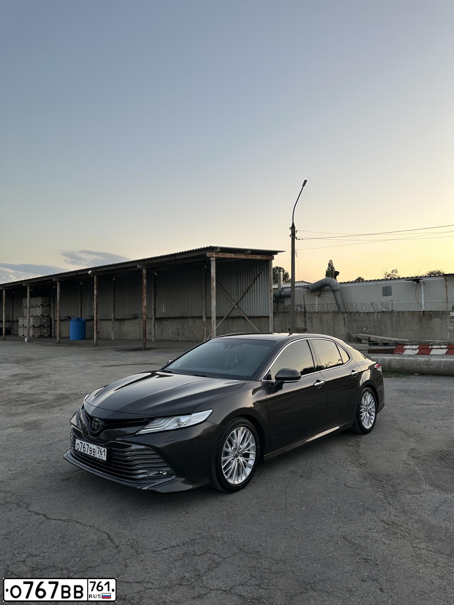 Фото автомобиля TOYOTA CAMRY, 2020 — госномер О767ВВ761. Цвет: МНОГОЦВЕТНЫЙ